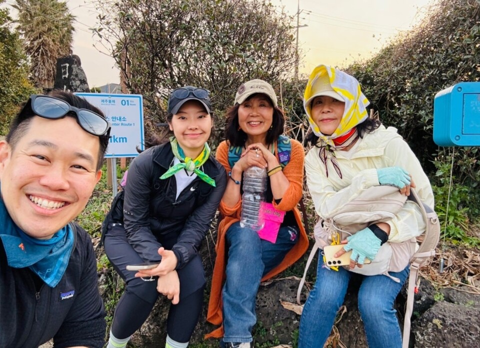 맨 왼쪽부터 캐서방 커플, 서명숙 이사장, 예동 어린이합창단 곽진영 단장