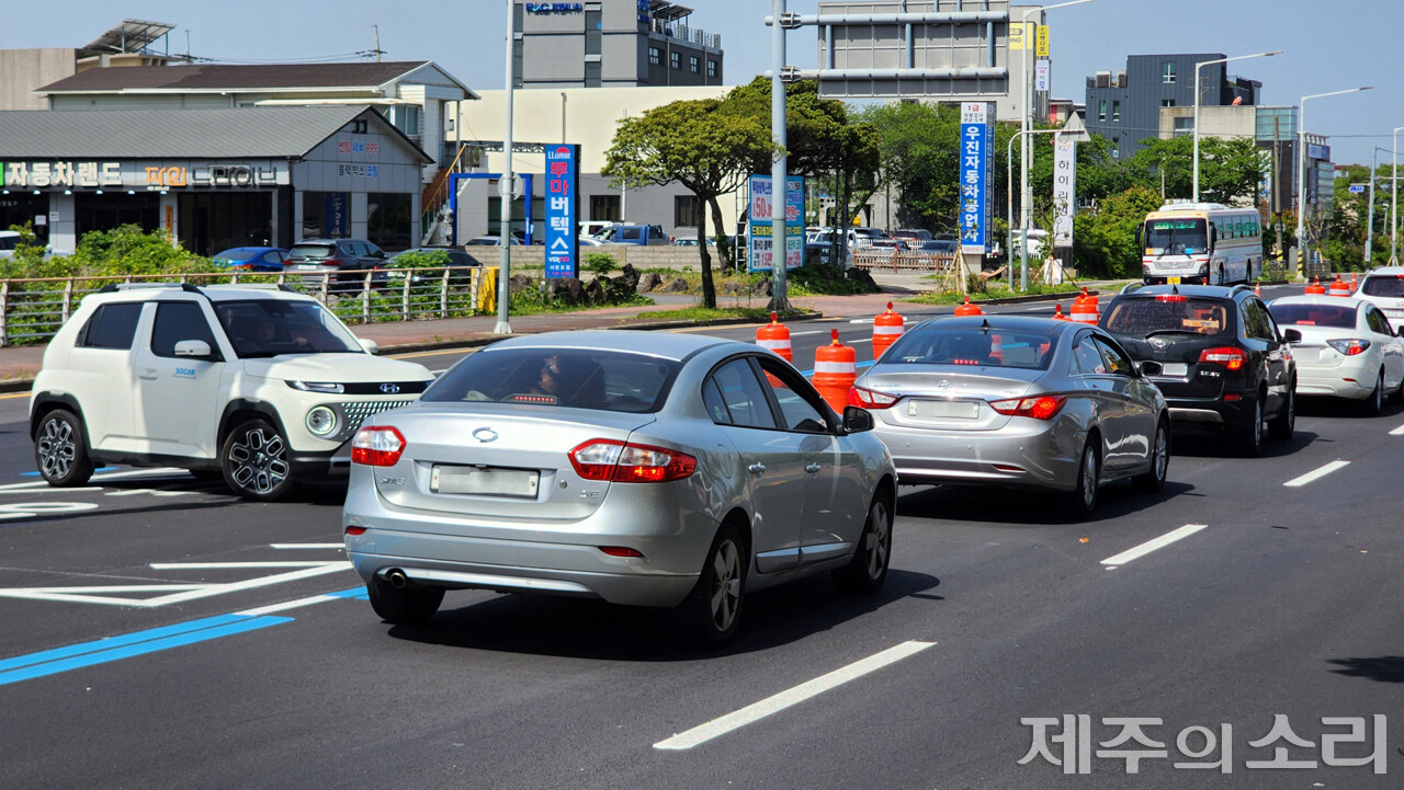 오라오거리 방향 도로 체증이 빚어지면서 차량이 제때 유턴하지 못하고 있는 모습. ⓒ제주의소리