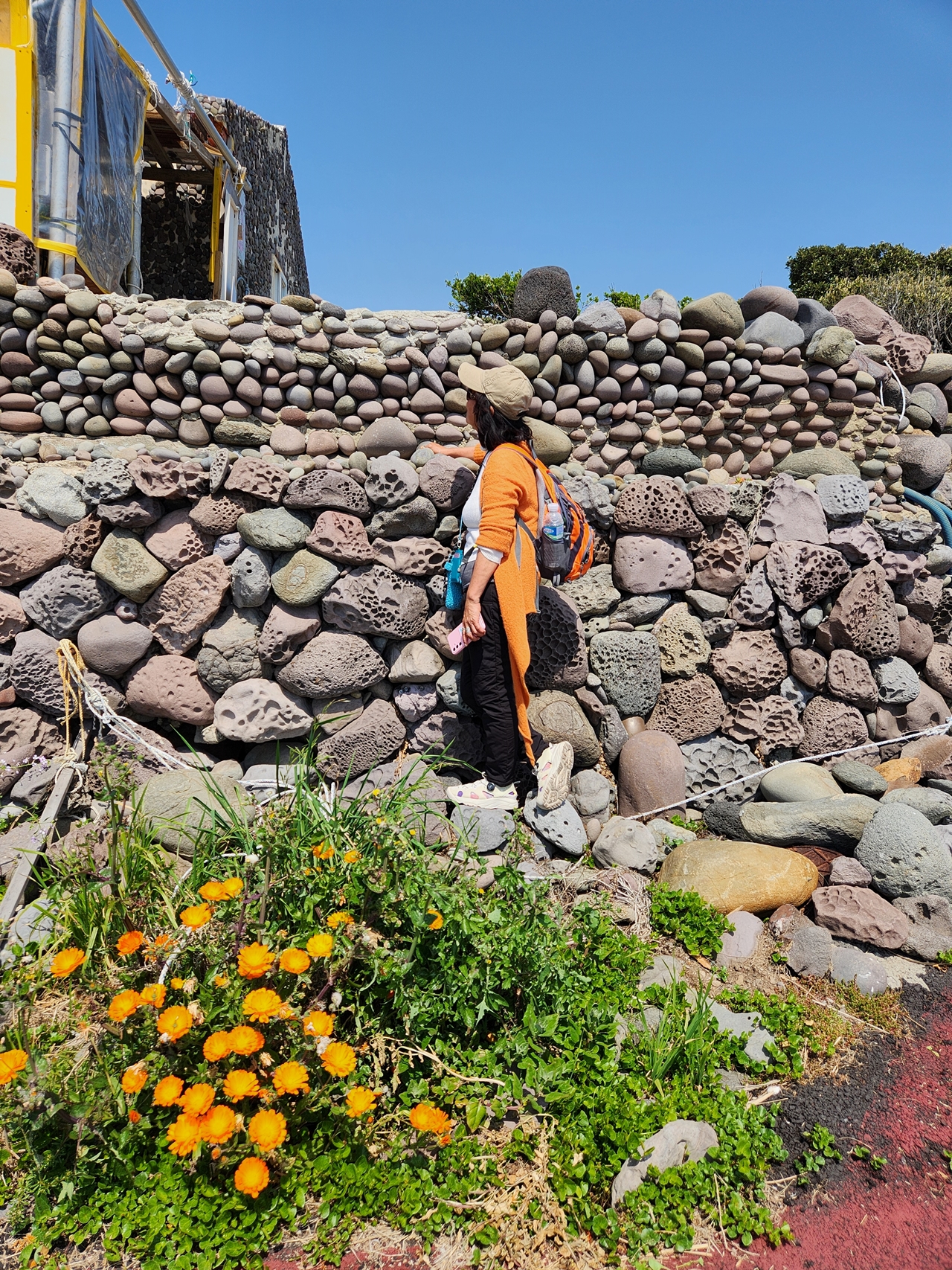 제주올레 10-1코스, 故 서동철 동생이 살았던 가파도 집을 바라보는 서명숙 이사장 / 사진=서명숙