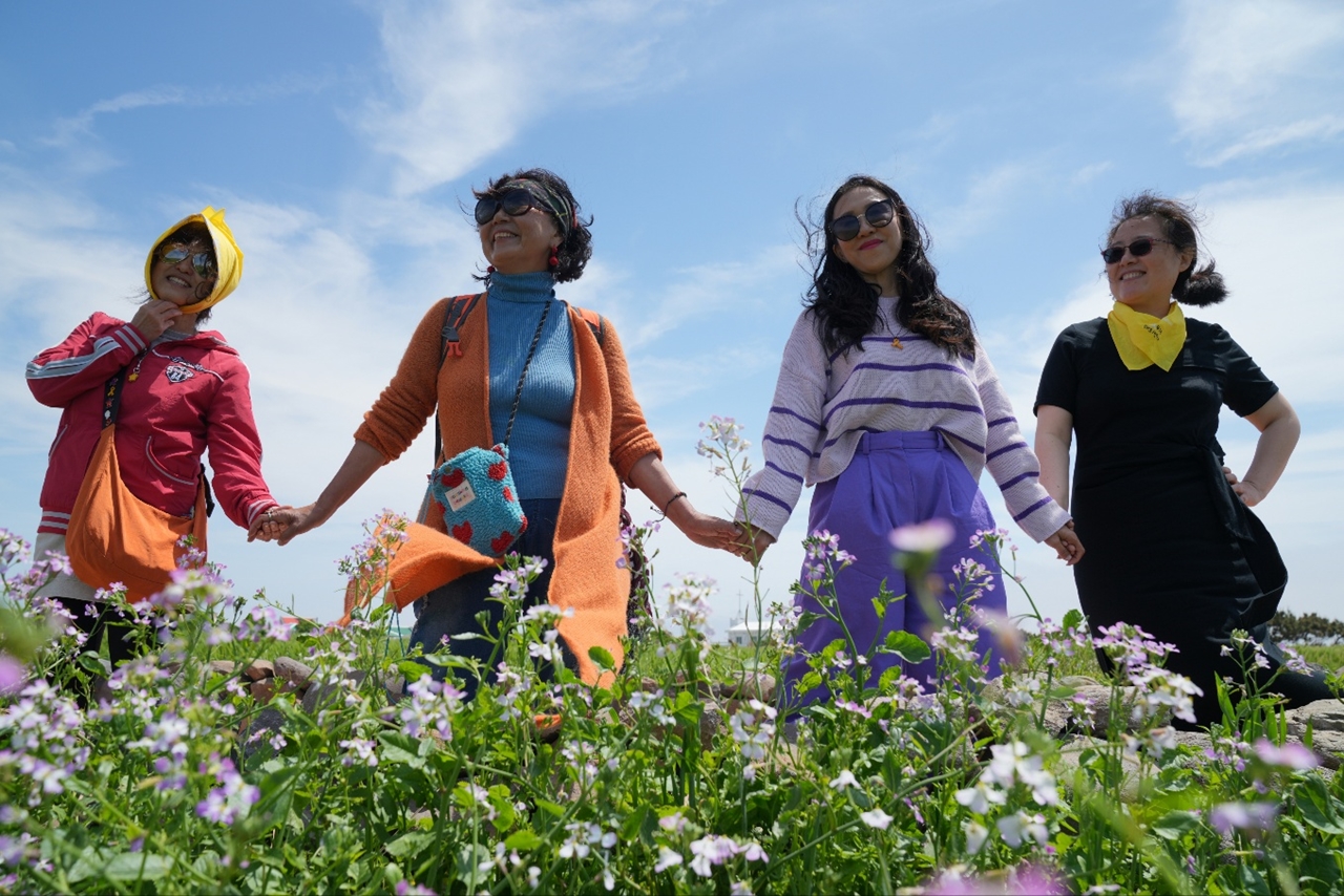 제주올레 10-1코스, 서명숙 이사장과 미국 교포 여성들 / 사진=서명숙