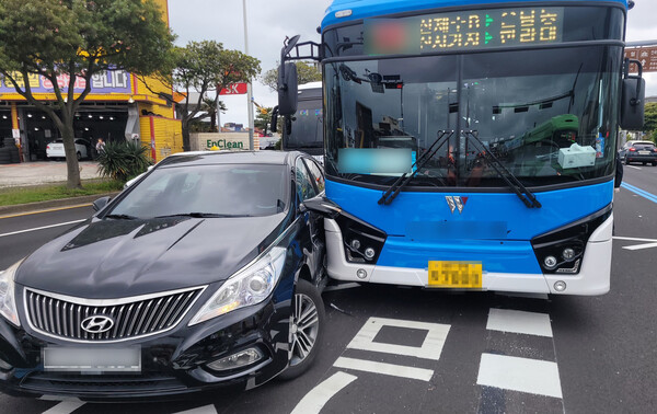 10일&nbsp;오후 1시50분께 제주시 오라3동 일주도로에서 양문형 간선버스와 승용차가 부딪혔다. 사진 제공=제주소방안전본부