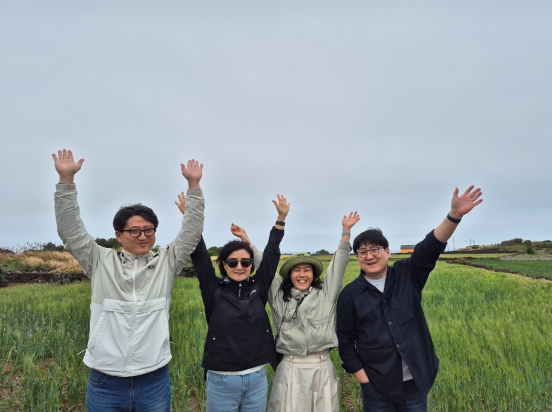 이현주 님과 제주올레 길을 동행한 가족, 지인, 올레꾼들 / 사진=이현주