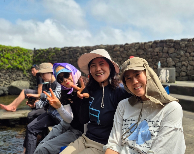 이현주 님과 제주올레 길을 동행한 가족, 지인, 올레꾼들 / 사진=이현주