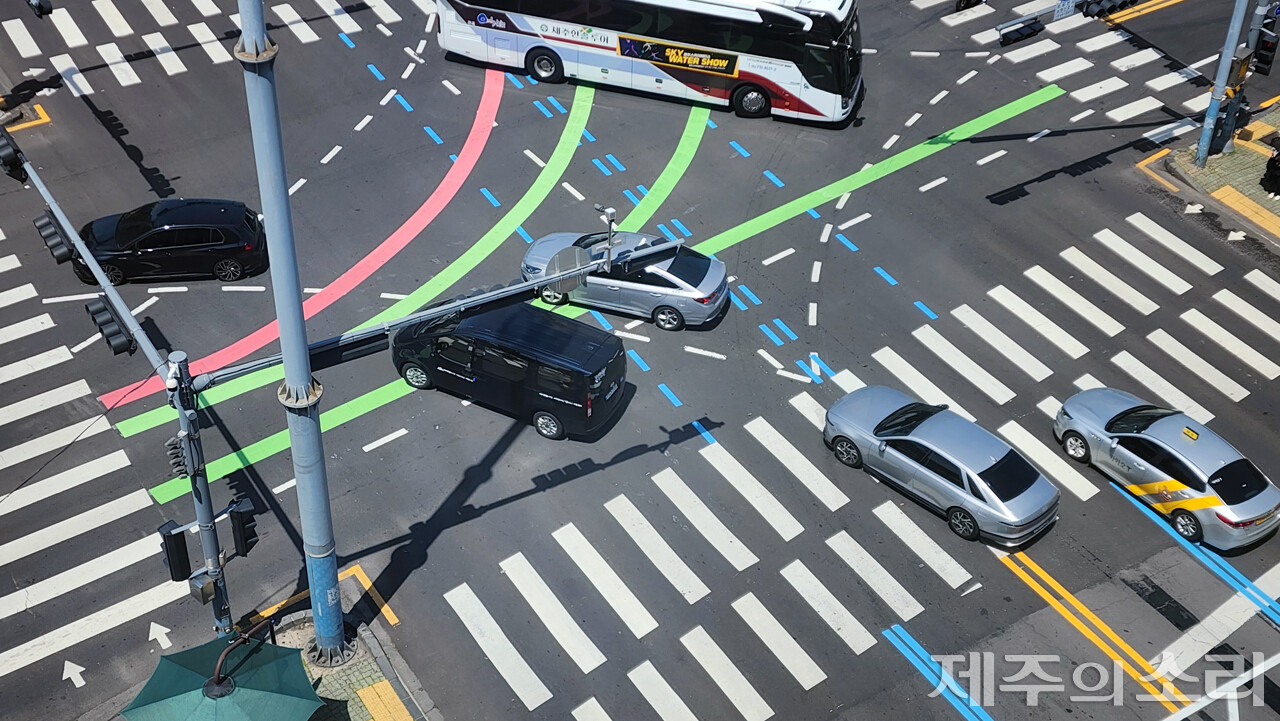 동광로(보훈회관)에서 중앙로(제주시청) 방향으로 좌회전 하는 차량들. 차선을 헷갈려 중앙버스전용차로와 지정 좌회전 차선 두 곳에서 좌회전을 시도하며 검은색 승합차와 은색 승용차가 충돌하는 사고가 날 뻔했다. ⓒ제주의소리