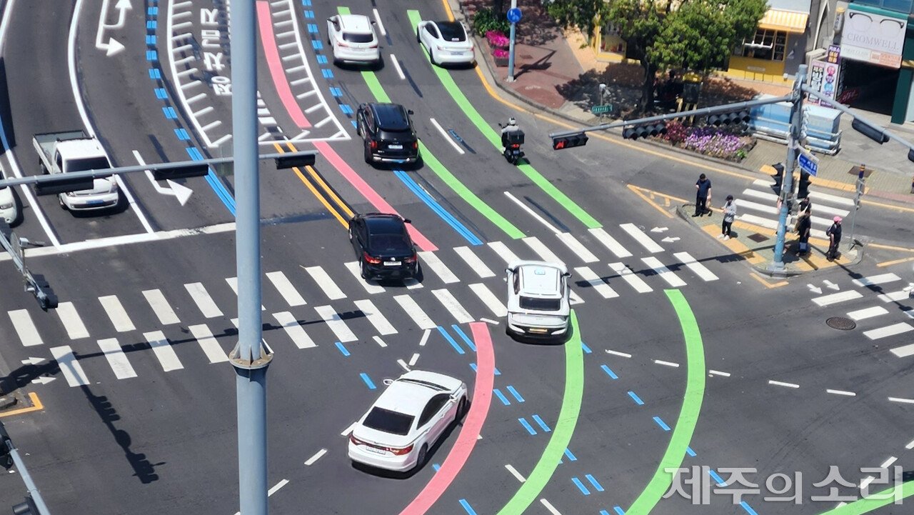 중앙로(제주시청)에서 서광로(탐라장애인복지관) 방향으로 좌회전 하는 차량들이 정해진 연두색 유도선을 지키지 않고 제각각 이동 중인 모습. 중앙선을 침범하거나 중앙버스전용차로에 진입하는 경우가 허다했다. ⓒ제주의소리