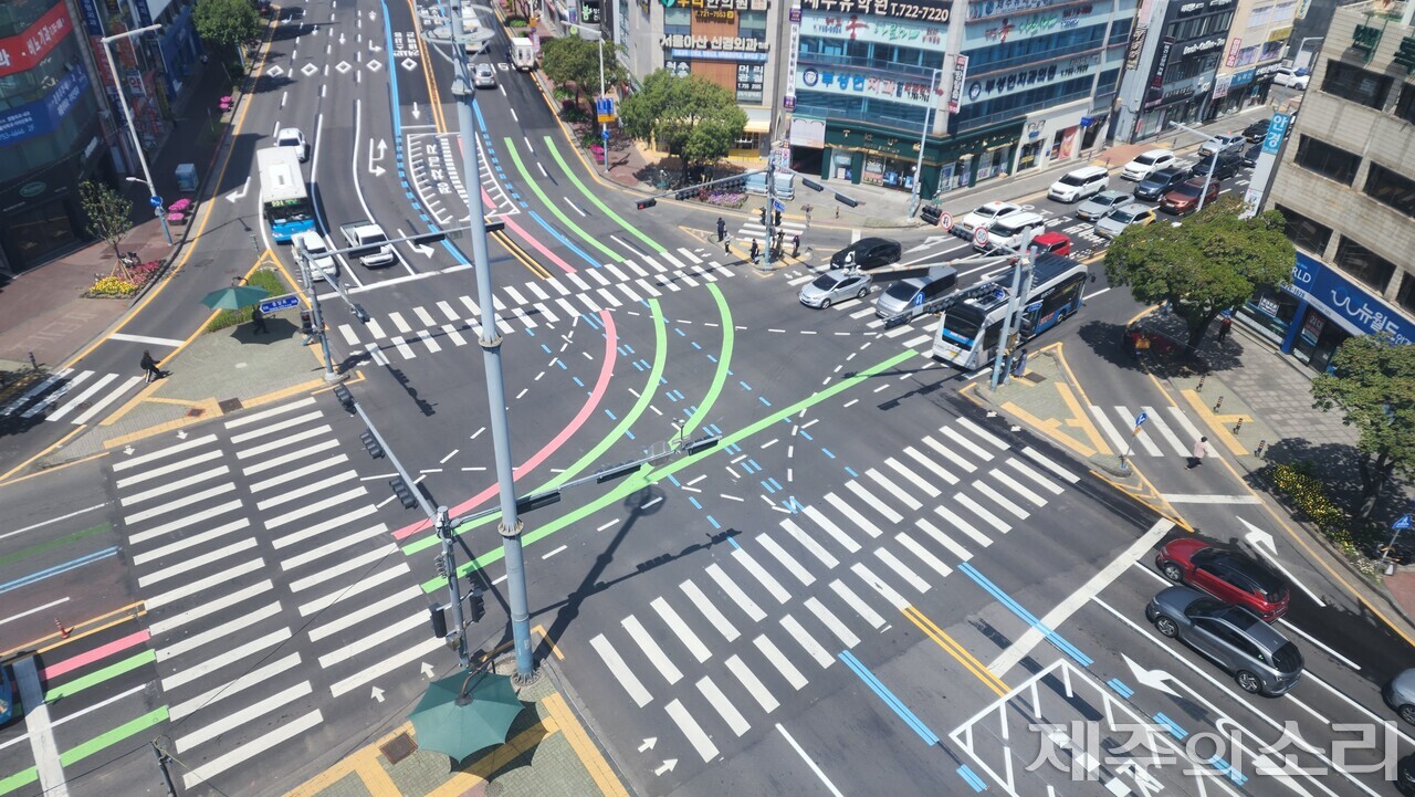 각종 유도선과 구분선이 그려져 복잡한 모습의 제주시 광양사거리. ⓒ제주의소리