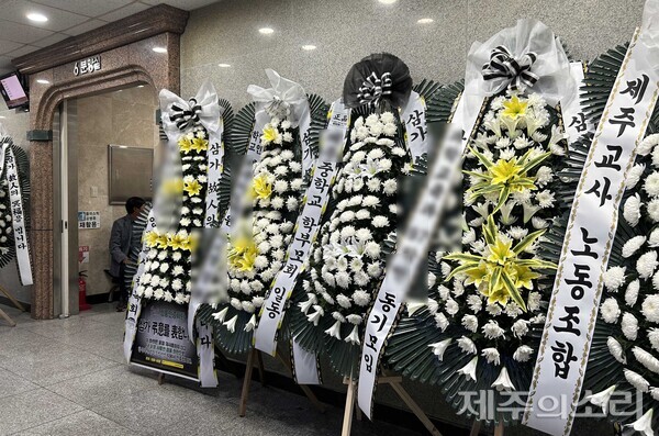 23일 오후 40대 중학교 교사 A씨 분향소 앞에 근조화한이 놓여있다. ⓒ제주의소리