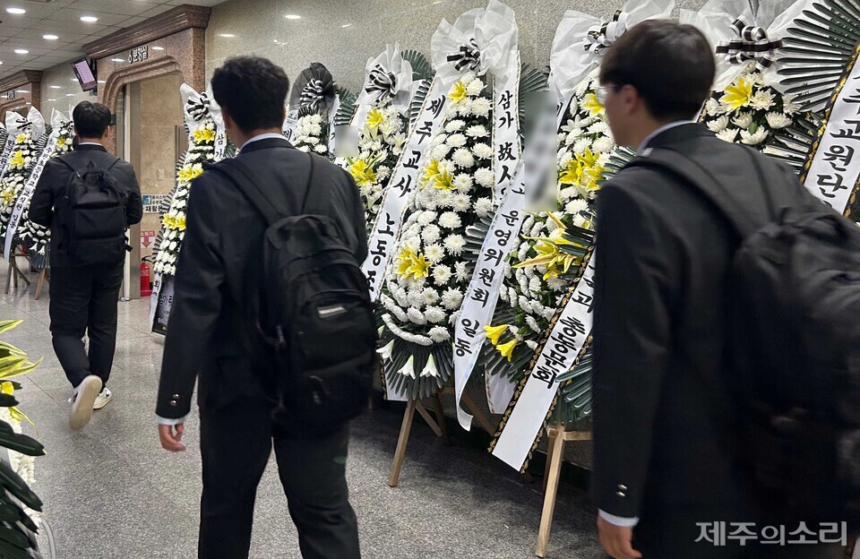 23일 오후 제주시내 한 장례식장 분향소로 교복을 입은 학생들이 들어서고 있다. ⓒ제주의소리
