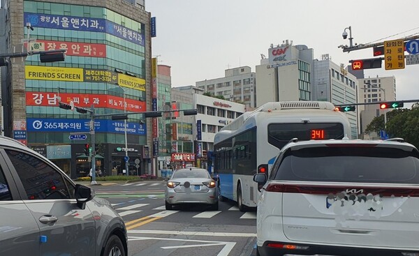 BRT 고급화 사업에 따른 교통체계로 혼란을 빚고 있는 제주시 광양사거리. ⓒ제주의소리