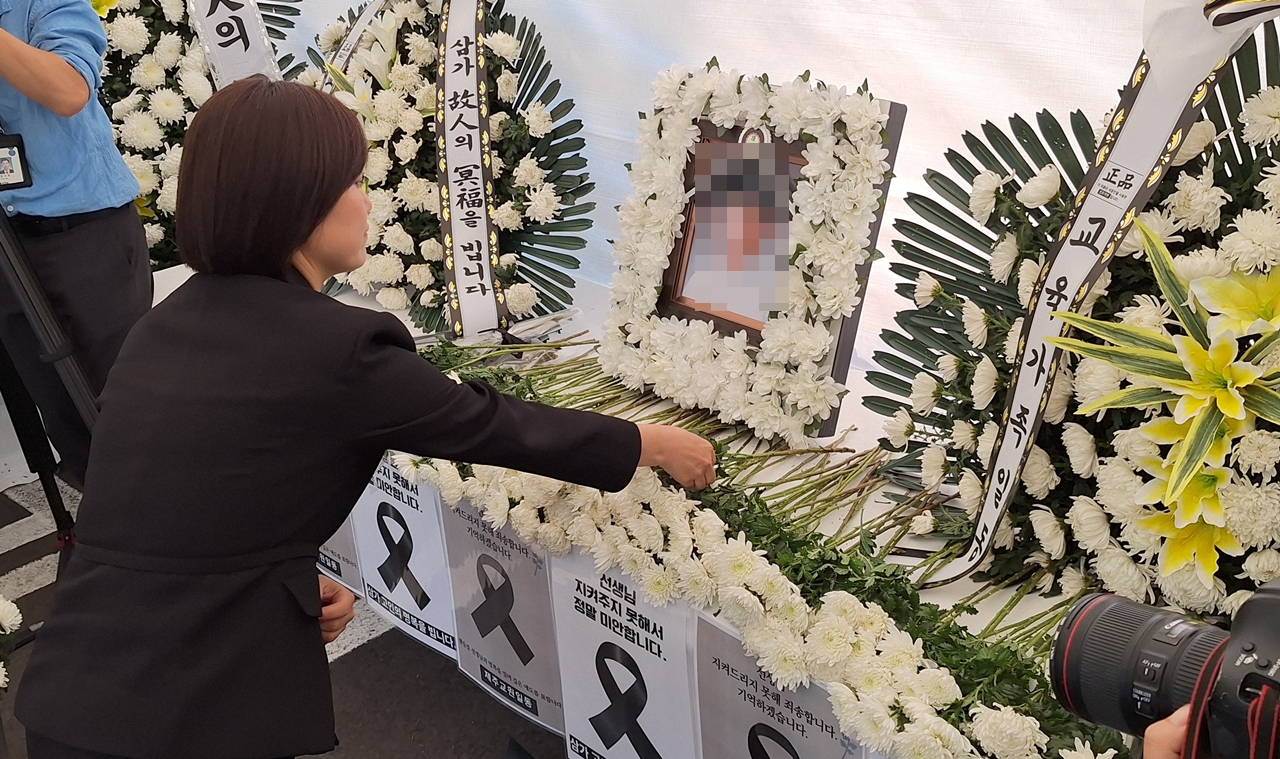 분향소에서 헌화하는 백승아 의원 ⓒ제주의소리