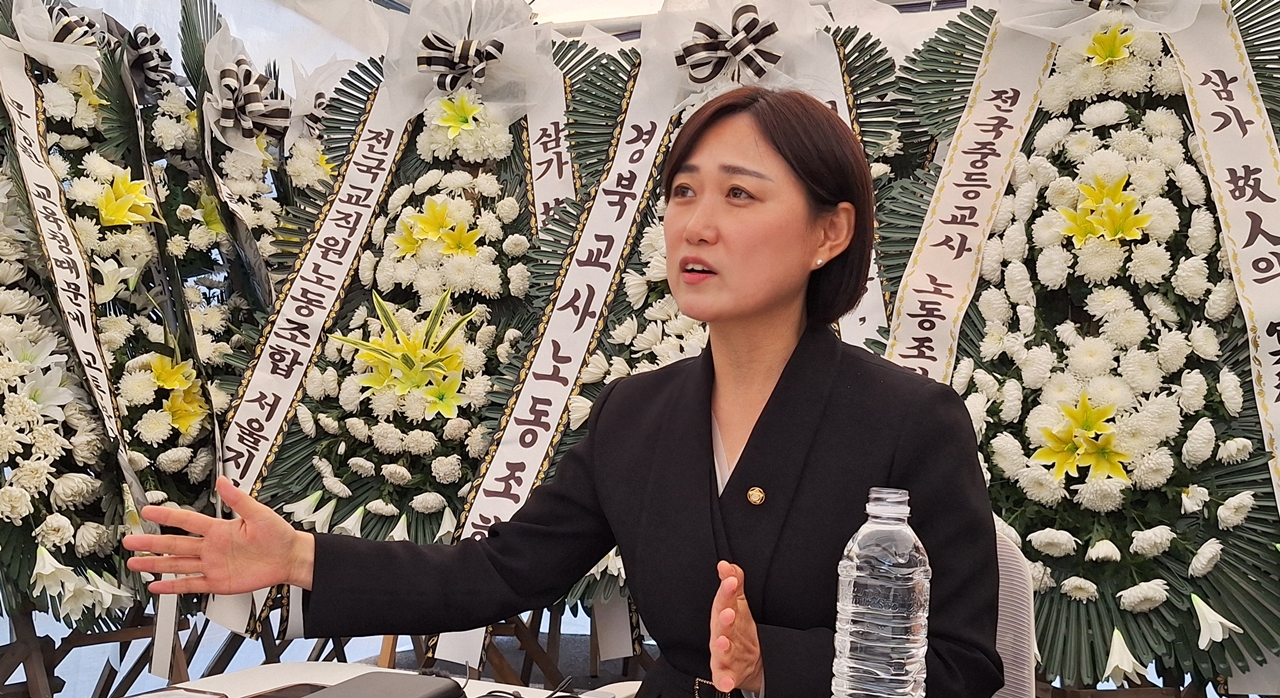 교사 출신인 더불어민주당 백승아 국회의원(비례대표)이 27일 故 현승준 교사 유족을 만나기 위해 제주를 찾았다. ⓒ제주의소리