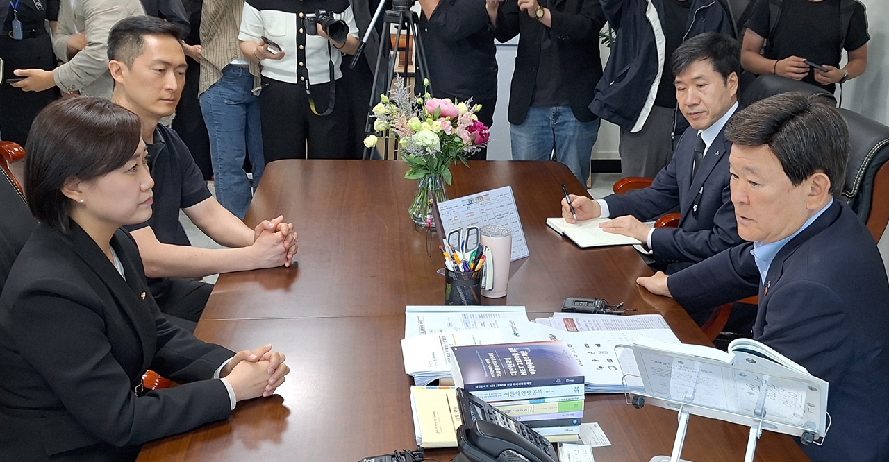 백승아 의원과 김광수 교육감이 면담을 가지고 있다. ⓒ제주의소리