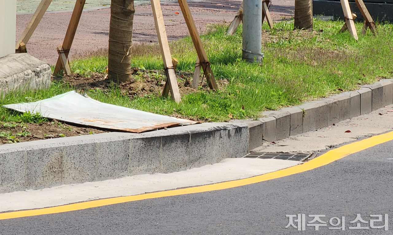 새로 조성된 연석 코너 부분이 검게 긁혀있는 모습. ⓒ제주의소리