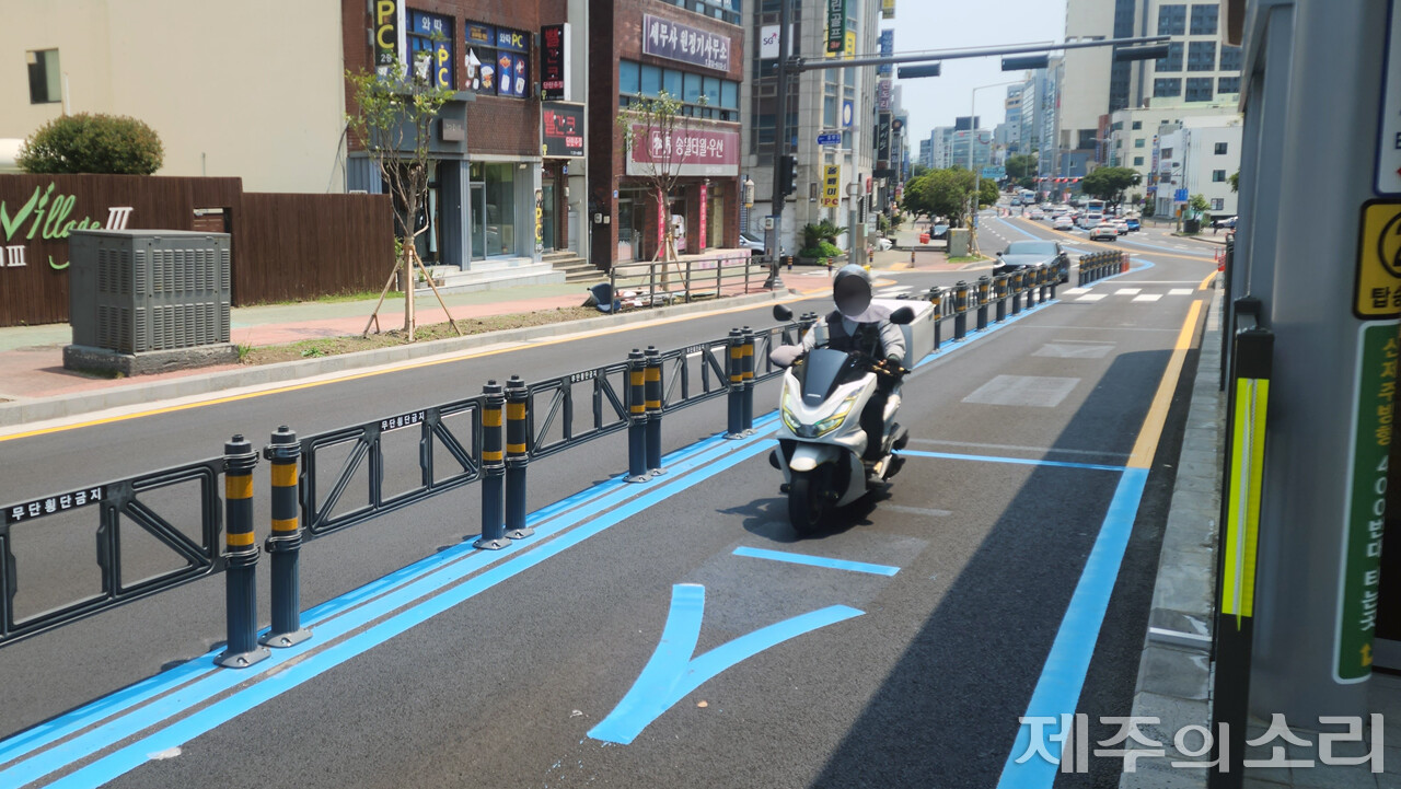 중앙버스전용차로를 이용 중인 배달 오토바이. 전용차로 이용 대상이 아니다. ⓒ제주의소리