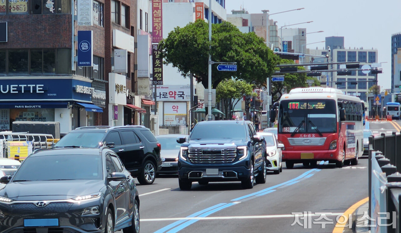 중앙버스전용차로에서 승하차를 위해 가로변 정류장으로 이동 중인 급행버스. ⓒ제주의소리