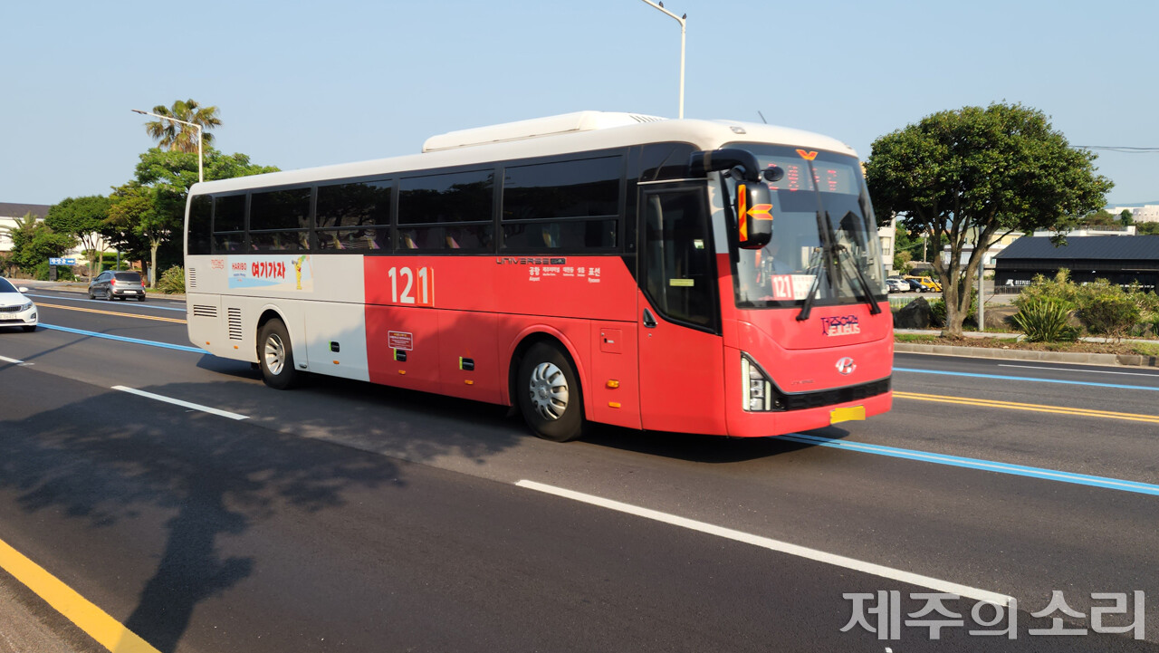 중앙버스전용차로 실선 구간에서 차선을 변경하고 있는 급행버스. ⓒ제주의소리