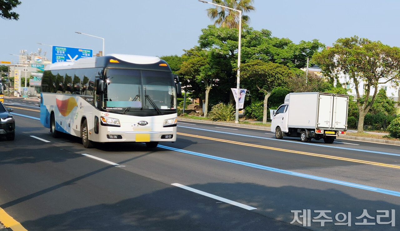 중앙버스전용차로 실선 구간에서 차선을 변경하고 있는 전세버스. ⓒ제주의소리