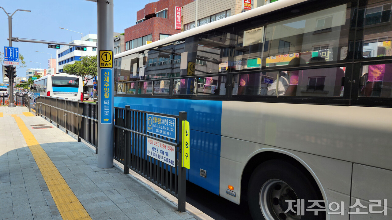 섬식정류장에 정차할 수 없는 일반 버스들이 중앙버스전용차로를 이용해 실선 넘어 좌회전 차선으로 진입 중이다. 해당 구간에서는 차선을 변경할 수 없는 것이 원칙이다. ⓒ제주의소리