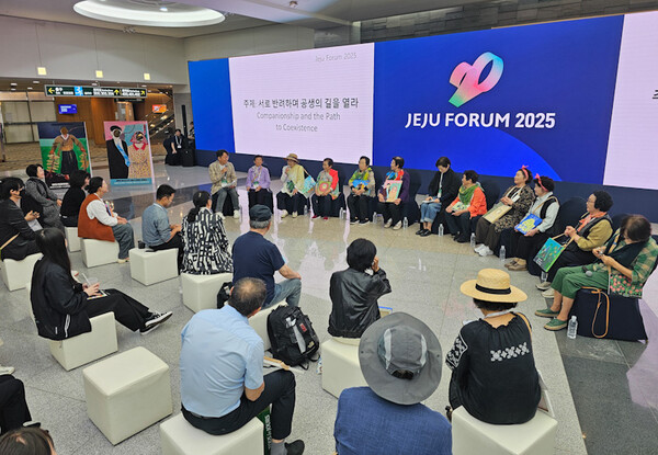 29일 오후 제주국제컨벤션센터에서 열리고 있는 '2025 평화와 번영을 위한 제주포럼'에서 전시회와 토크쇼를 갖고 있는 선흘 그림할망들. ⓒ제주의소리<br>