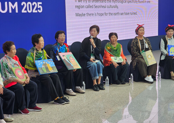 29일 오후 제주국제컨벤션센터에서 열리고 있는 '2025 평화와 번영을 위한 제주포럼'에서 전시회와 토크쇼를 갖고 있는 선흘 그림할망들. ⓒ제주의소리<br>