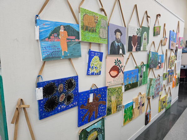 29일 오후 제주국제컨벤션센터에서 열리고 있는 '2025 평화와 번영을 위한 제주포럼'에 전시된 선흘 그림할망들의 작품,. ⓒ제주의소리<br>