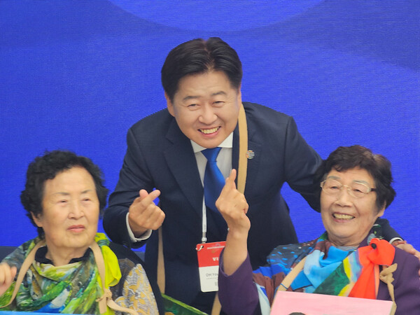 29일 오후 제주국제컨벤션센터에서 열리고 있는 '2025 평화와 번영을 위한 제주포럼'에서 선흘 그림할망들과 포즈를 취하고 있는 오영훈 제주도지사. ⓒ제주의소리<br>