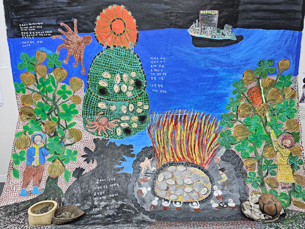 29일 오후 제주국제컨벤션센터에서 열리고 있는 '2025 평화와 번영을 위한 제주포럼'에 전시된 선흘 그림할망들의 작품,. ⓒ제주의소리<br>