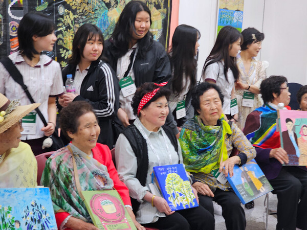 29일 오후 제주국제컨벤션센터에서 열리고 있는 '2025 평화와 번영을 위한 제주포럼'에서 전시회와 토크쇼를 갖고 있는 선흘 그림할망. ⓒ제주의소리<br>