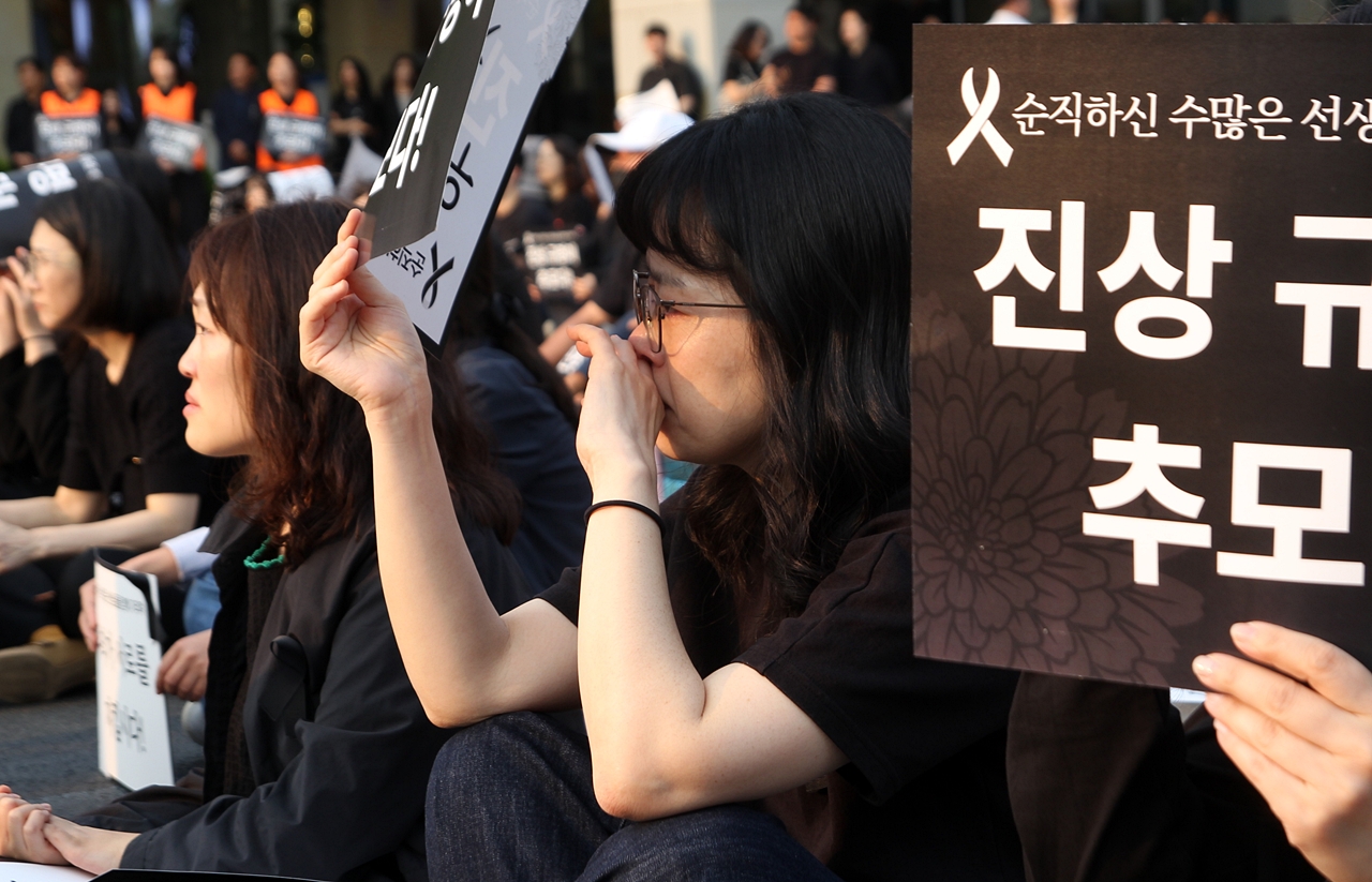 눈물을 흘리는 추모제 참가자 ⓒ제주의소리