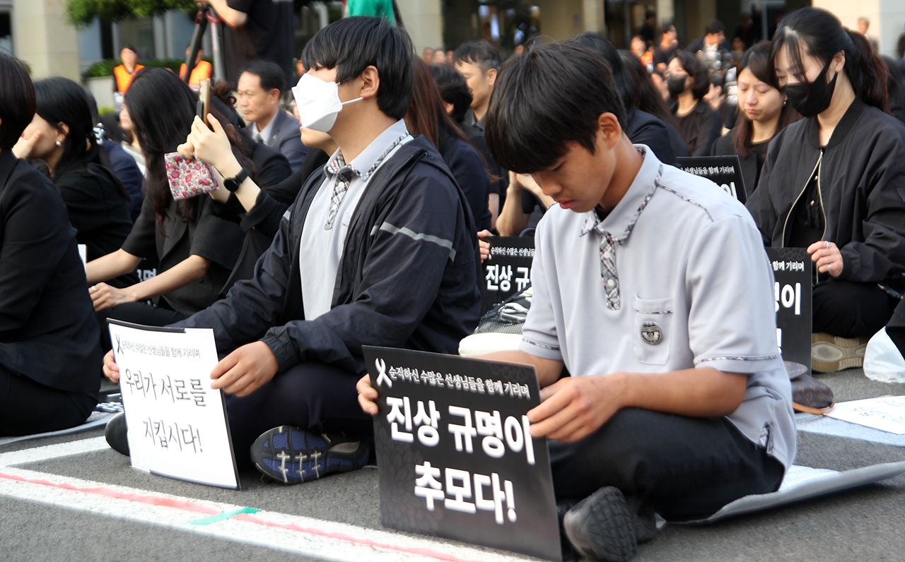 교복을 입고 추모제에 참여한 학생들 ⓒ제주의소리