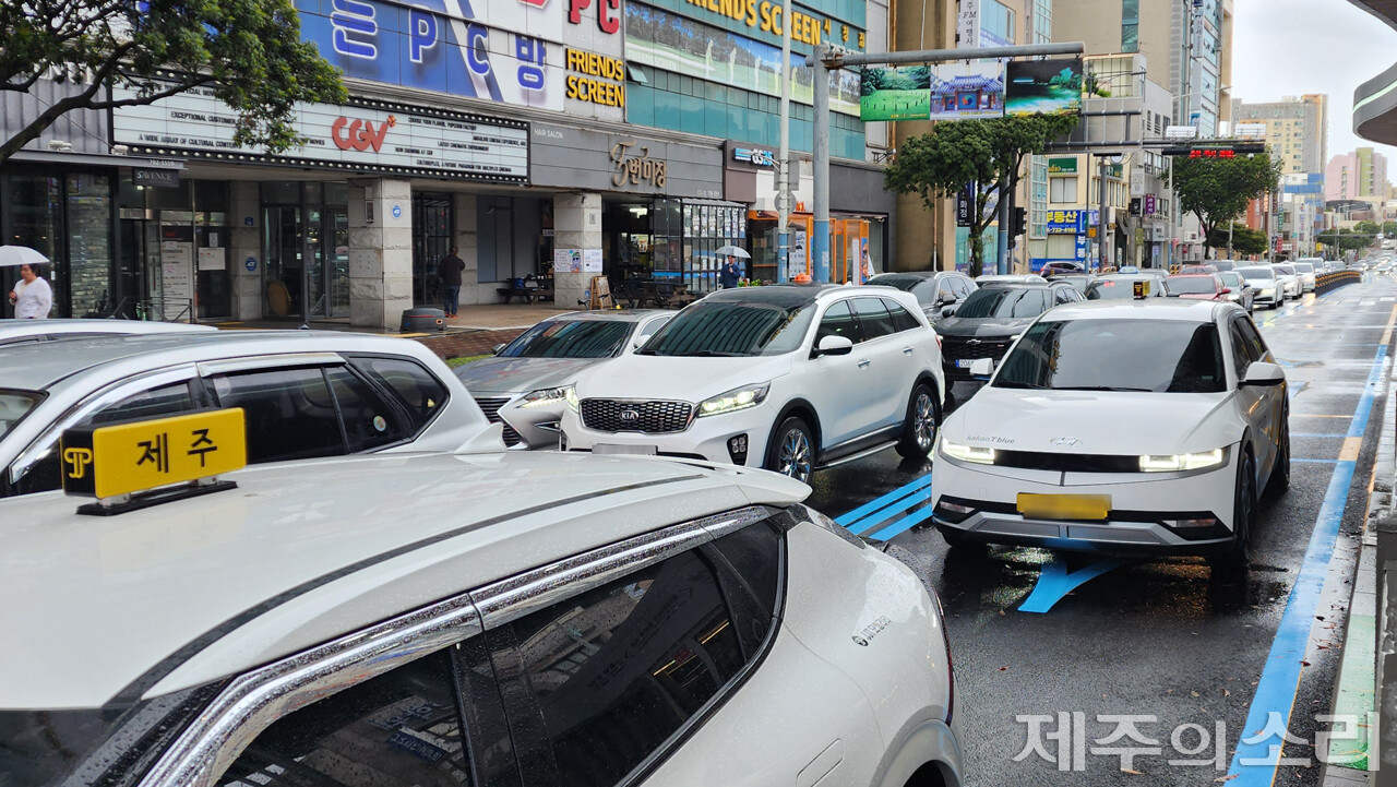 탐라장애인복지관부터 서사라사거리 인근까지 길게 늘어진 차량. ⓒ제주의소리 자료사진