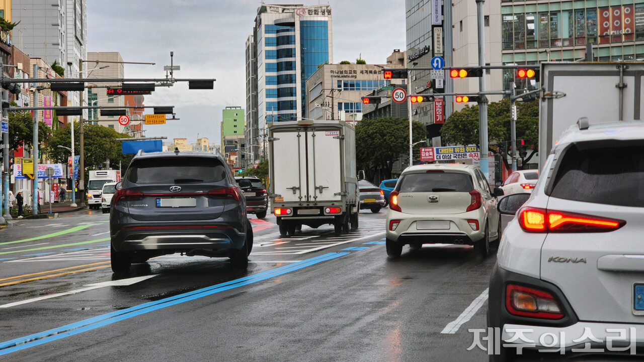 원래 좌회전 차로가 아닌 중앙차로를 통해 좌회전하는 차량들. ⓒ제주의소리 자료사진