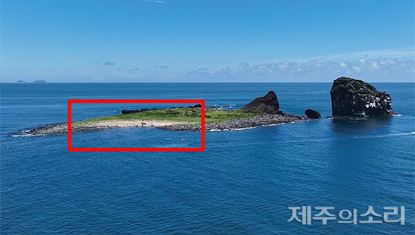 제주 형제섬 본섬에서 북동쪽에는 천연 모래사장이 만들어져 있다. 형제섬은 도립해양공원에 해당하지만 누구든 자유롭게 입장이 가능하다. ⓒ제주의소리 자료사진