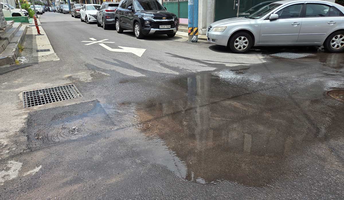 제주시 이도일동 도로 누수 현장. 사진-독자 제공 ⓒ제주의소리<br>