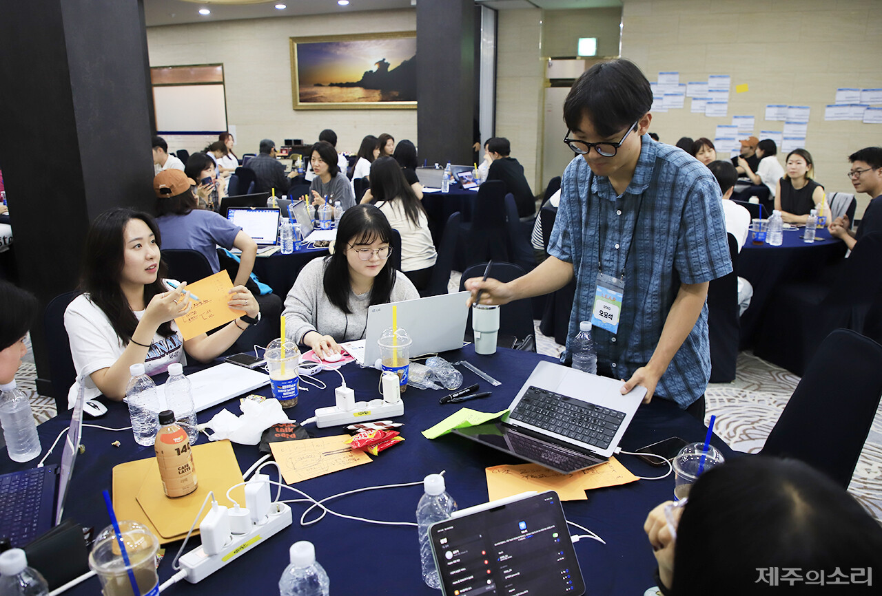 '제주를 맹글어 보쿠다' 팀이 L.E.A.P 둘째 날 워크숍을 통해 아이디어를 모으고 있다. ⓒ제주의소리