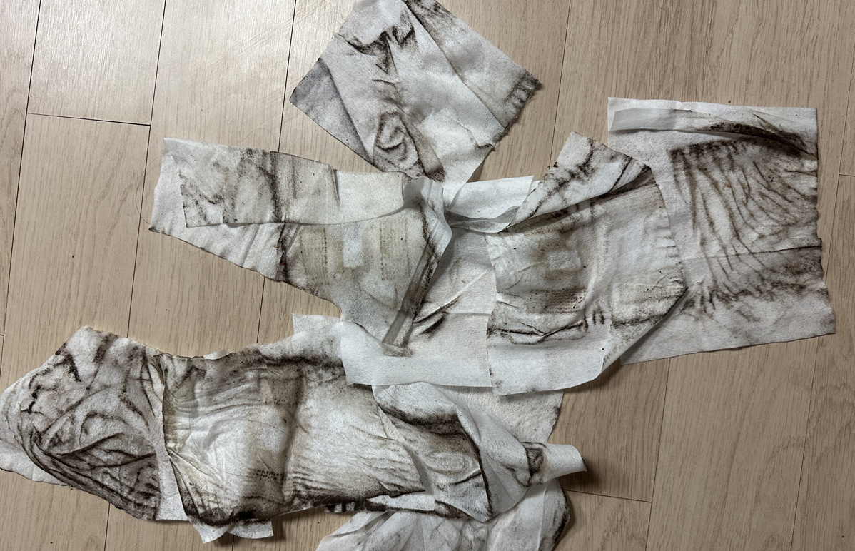 박씨는 거실 바닥을 물티슈로 닦자 공사장에서 날아온 비산먼지가 까맣게 묻어나왔다고 했다.&nbsp;
