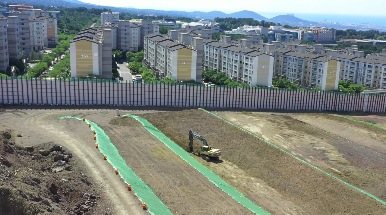 제2첨단과학기술단지 공사 현장. 펜스 너머로 아파트 단지가 조성돼 있다. 촬영=김제남 PD ⓒ제주의소리