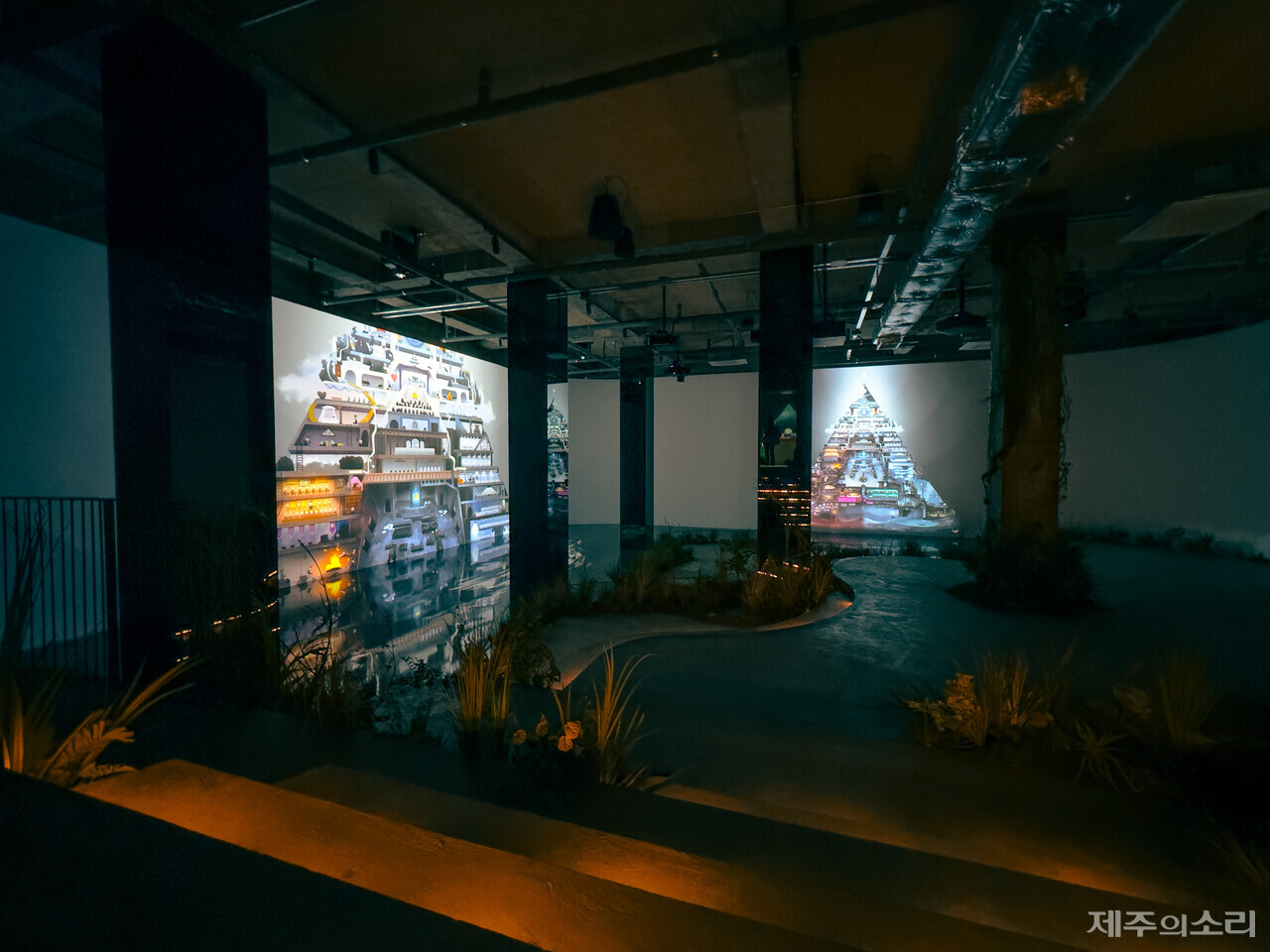 하우스오브레퓨즈 내 '오페라' 전시 장면. ⓒ제주의소리