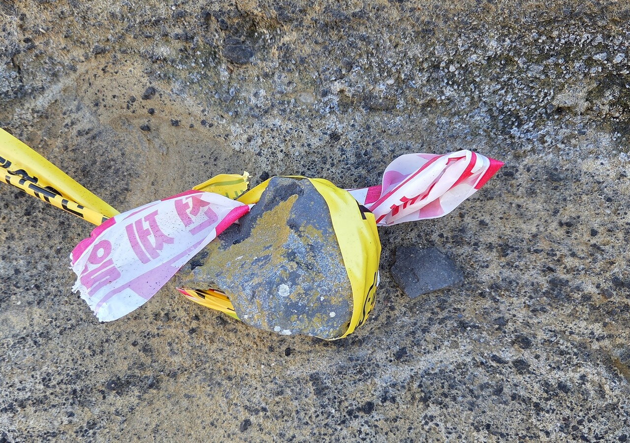 제주시 한경면 고산리 수월봉 화산쇄설층에 연결된 안전 테이프.사진=독자 제공