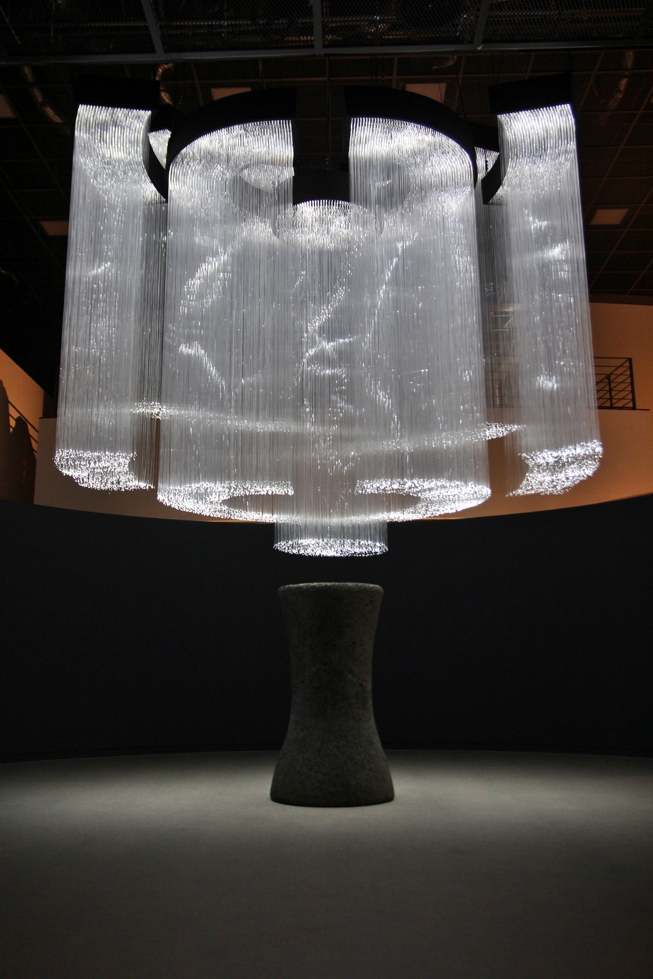 전시관 초입에 설치된 강태환 작가의 '관조' 작품 ⓒ제주의소리