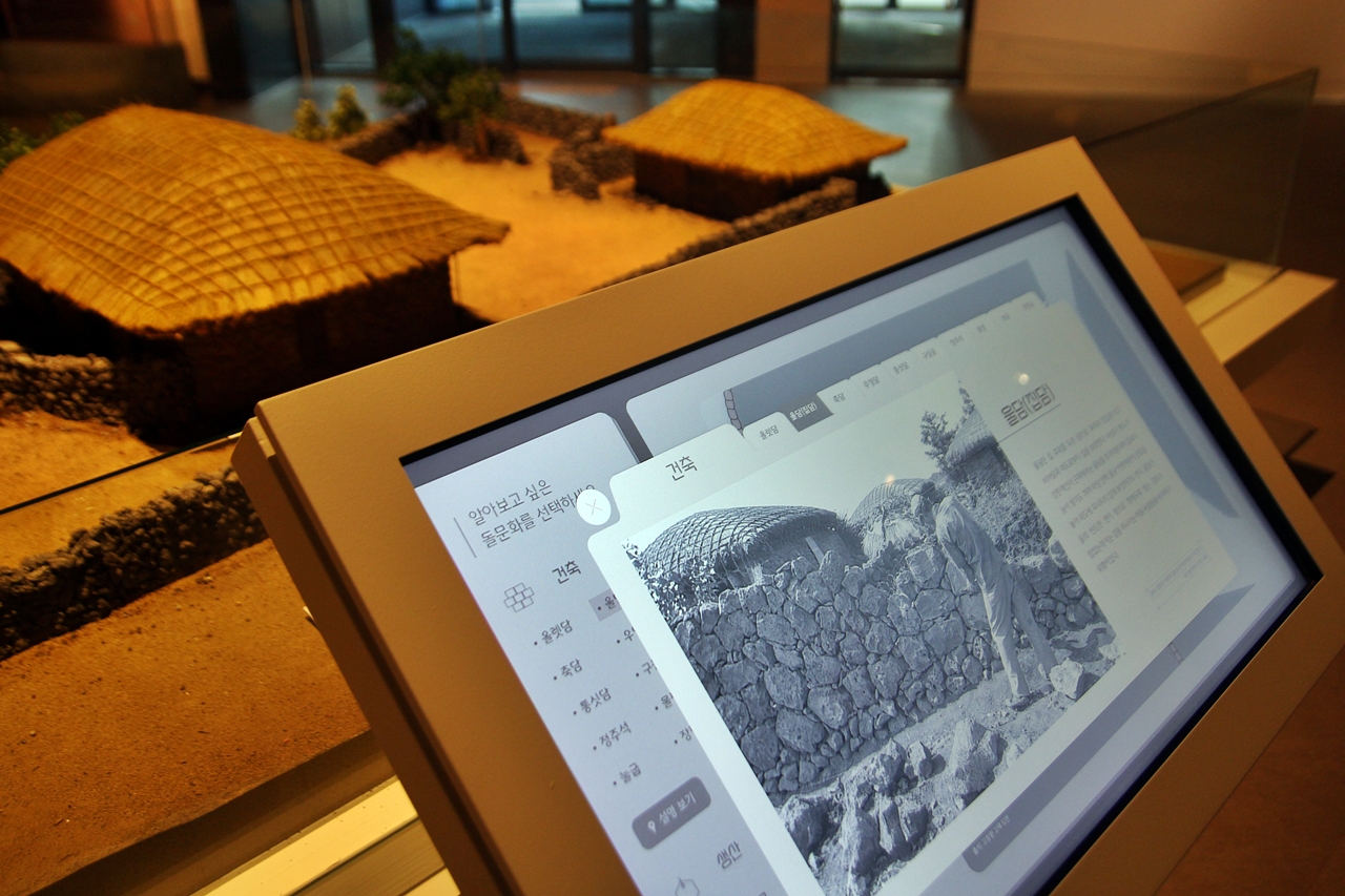 디지털로 전시 내용을 소개하고 있다 ⓒ제주의소리