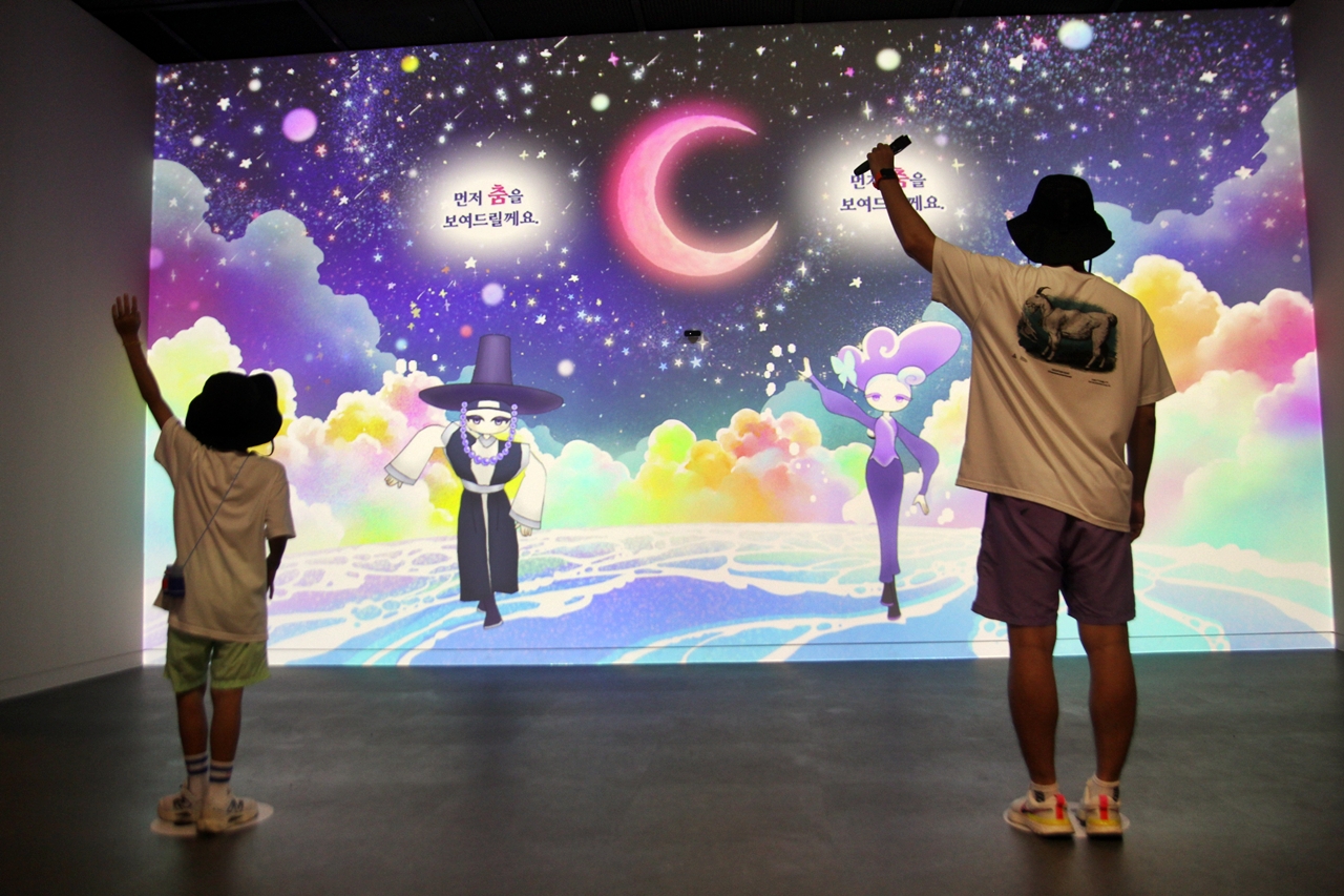 가족 관람객이 체험 공간에서 안내에 따라 춤을 추고 있다. ⓒ제주의소리