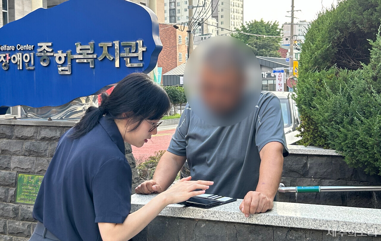 지난 18일 제주탐라장애인복지관에서 만난 고태석씨(가명)가 사회복지사의 안내를 받고 있다. ⓒ제주의소리