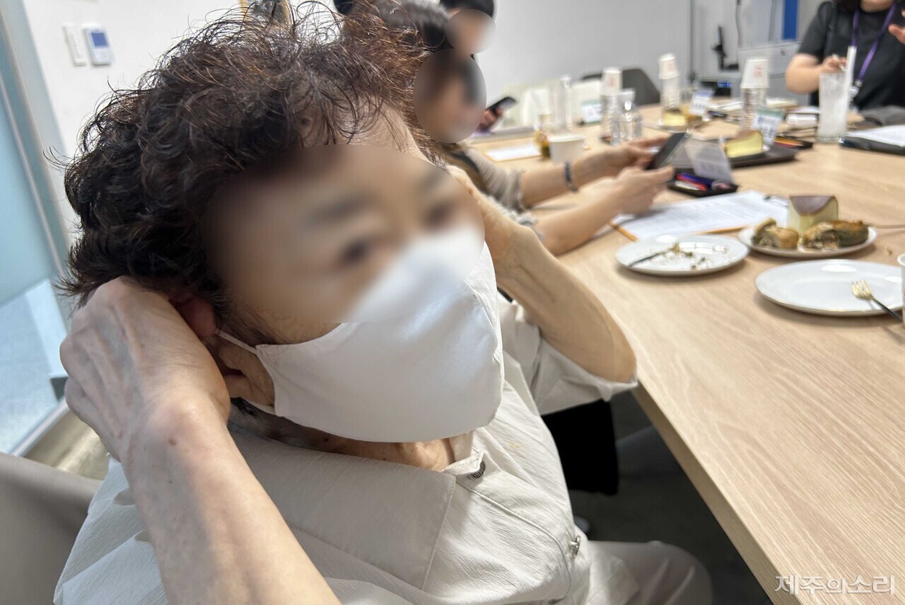 호흡기장애인 강희용씨가 직접 만든 마스크를 착용하고 있다. ⓒ제주의소리