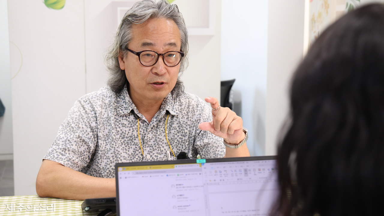 지난 2일 나오미센터에서 김상훈 사무국장이 공항 난민에 대한 견해를 풀고 있다. ⓒ제주의소리