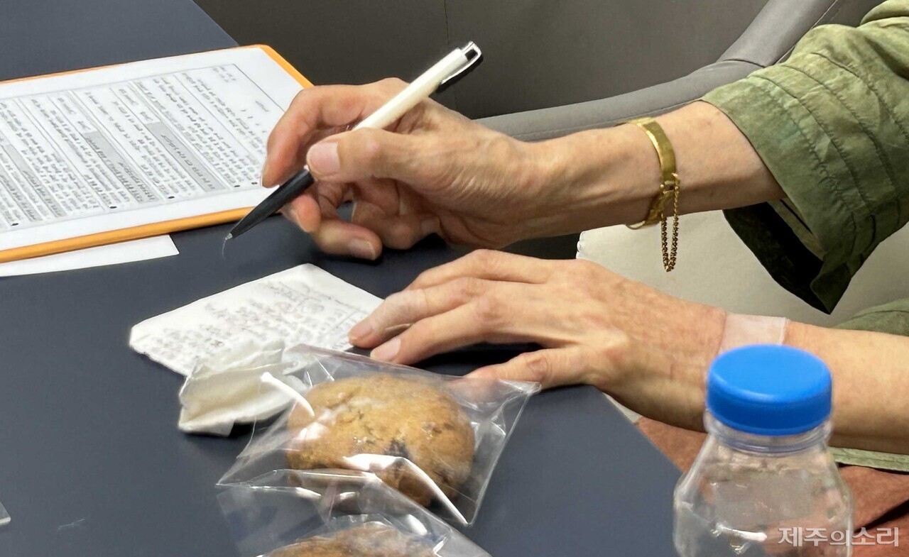 뇌전증 장애를 앓는 이순자씨는 기억이 흐린해지는 탓에 뭐든 메모하는 습관이 생겼다고 했다. ⓒ제주의소리