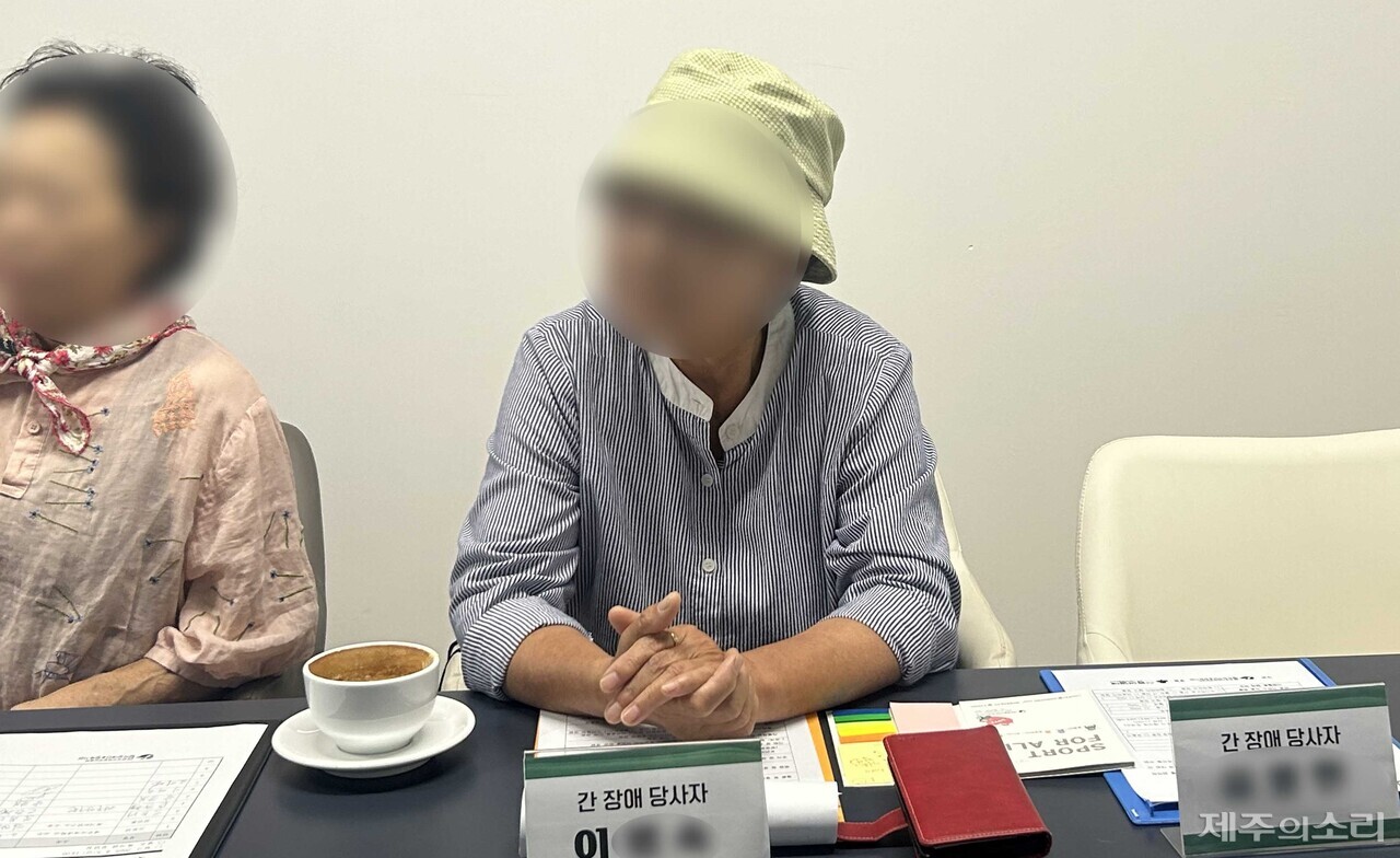 지난 6일 탐라장애인복지관에서 만난 (가명·75)씨가 간장애인으로 겪는 어려움을 토로하고 있다. ⓒ제주의소리