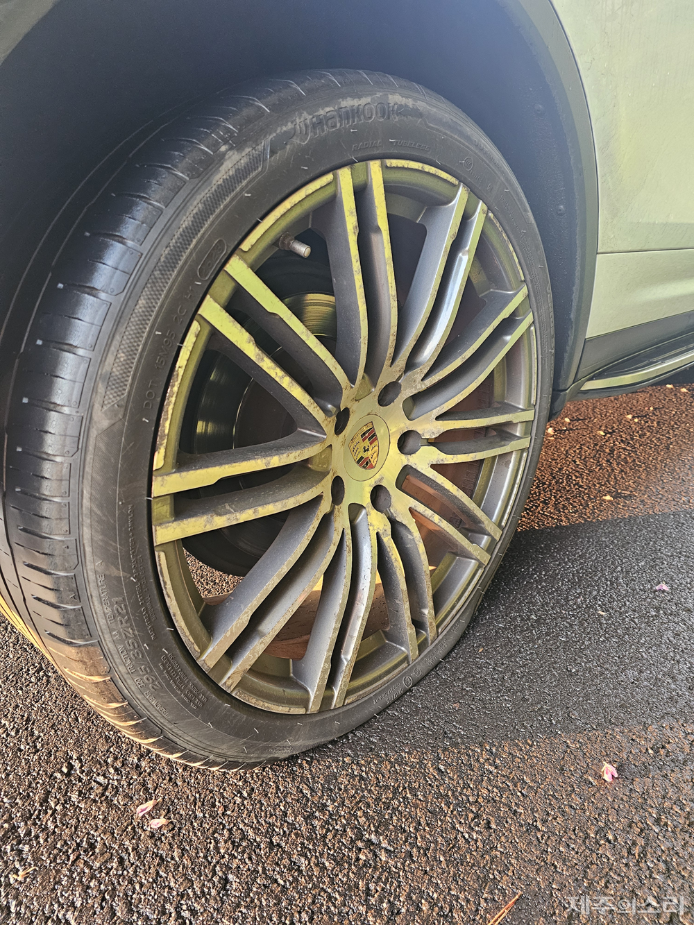 제보자 A씨는 도로에 방치된 자갈로 타이어가 찢겨 주저앉았다고 했다. 사진 제공=독자 ⓒ제주의소리