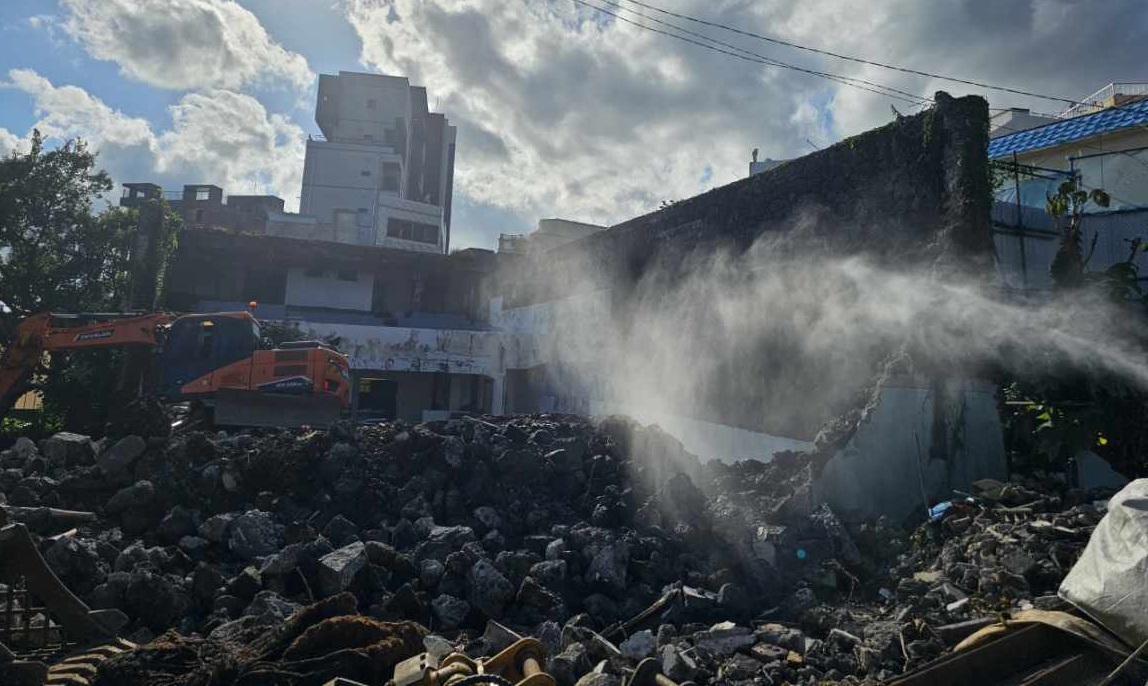 20일 오후 철거 공사가 한창인 서귀포 관광극장. 사진 제공=김태일 제주대 건축학부 교수 ⓒ제주의소리<br>