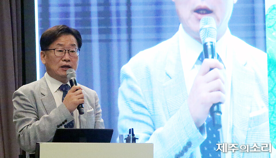 22일 메종글래드제주 크리스탈홀에서 열린 2025 세계기후경제포럼(WCEF 2025)에서 송홍섭 SDX재단 위원장이 제주형 탄소시장 운영 방안에 대해 설명하고 있다. ⓒ제주의소리<br >